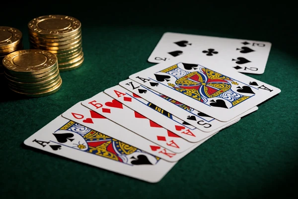 Aufgef&auml;cherte Blackjack-Karten auf gr&uuml;nem Filz als Symbol f&uuml;r Tischspiele